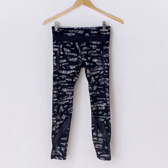Lululemon Cropped Leggings Size 4 Black White Print 21.5” Inseam Athleisure - Picture 2 of 10